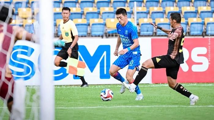 SKUAT SFC BERJIBAKU - Skuat Elang Andalas Dolly Gultom dan kiper Muhammad Zaenuri Azhar yampak berjibaku menghalau gempuran lawan. Sriwijaya FC kalah 1-0 atas PSPS Pekanbaru pada laga kelima kompetisi Pegadaian Championship 2025/26 di Stadion Kaharuddin Nasution, Rumbai, Jumat (10/10/2025) petang.