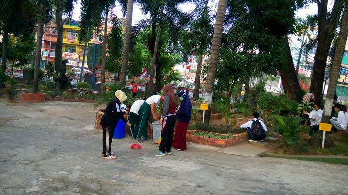 SMA 3 Palembang Peduli Program Bersih Lingkungan - sma-3-palembang-peduli-program-bersih-lingkungan-2_20160905_100654.jpg