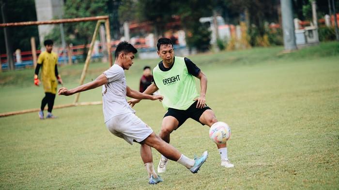 SMALL GAME SFC - Dua pemain Sriwijaya FC Sutan Zico dan Rizky Abdiansyah berebut bola dalam small game yang digelar di Lapangan Panahan JSC Palembang beberapa waktu lalu.