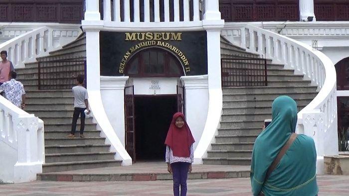 Pengunjung Museum SMB II Palembang asik berswafoto di Ornamen bersejarah.