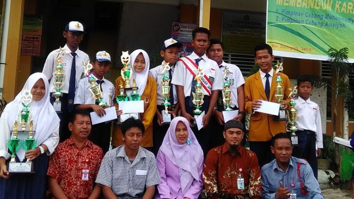 Kepsek MUTU Beri Penghagaan dan Uang Pembinaan kepada Siswa dan Guru