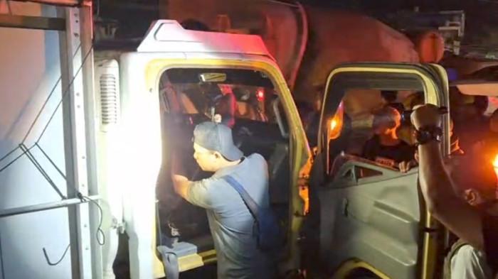 OLAH TKP - Polisi mendatangi lokasi dan melakukan olah TKP kejadian penusukan seorang sopir truk asal Lampung Tengah, saat melintas di Simpang Macan Lindungan, Senin (24/11/2025) malam.
