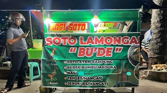 SOTO LAMONGAN - Soto Lamongan Bu’de hadir sejak 1990 sebagai kuliner legendaris di Palembang. Berlokasi di Jalan Radial dekat Pasar 26 Ilir, tempat ini terkenal dengan kuah soto gurih khas Lamongan yang selalu bikin rindu. Pilihan tepat untuk makan hangat dan nikmat di tengah kota.