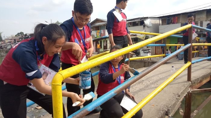 Mahasiswa Baru STIMIK MDP Turun Langsung Bersihkan Lingkungan Warga