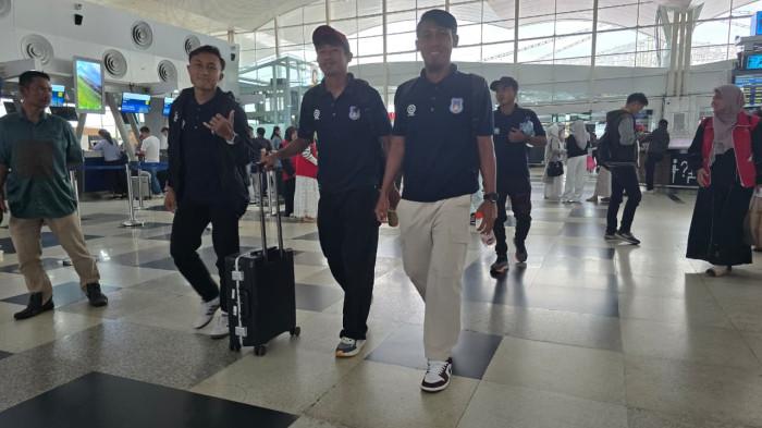 Suasana keberangkatan pemain Sumsel United dari bandara udara Sultan Mahmud Badaruddin II Palembang menuju bandara udara Sultan Iskandar Muda, Sabtu (15/11/2025) malam.