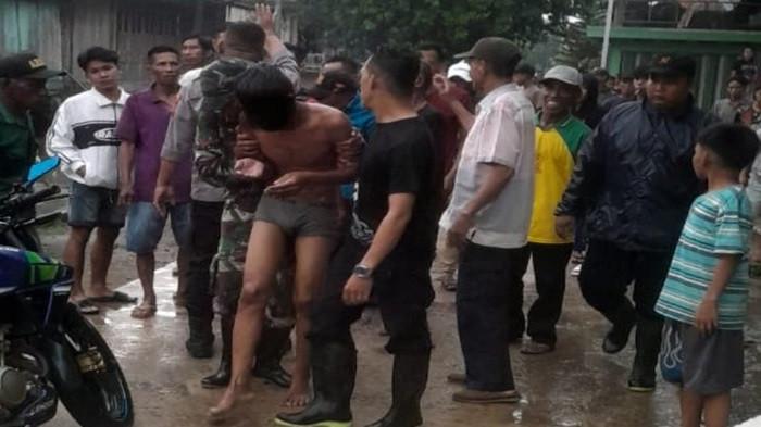 Pria di Embacang Ogan Ilir Dihajar Warga Gegara Dokumentasikan Rapat Musdes Tanpa Izin