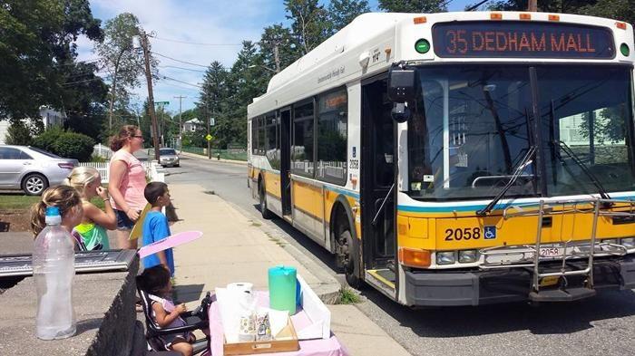 Supir Bus di Boston Ini Traktir Semua Penumpang dengan Jus Lemon