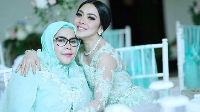 Wow! Tak Mau Kalah 'Cetar' dari Anaknya, Intip Gaya Ibunda Syahrini yang Glamor Abis