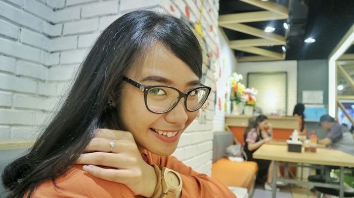 Mahasiswi Palembang Ini Pilih Pakai Jam Tangan Terbuat dari Kayu. Tapi Harganya Segini