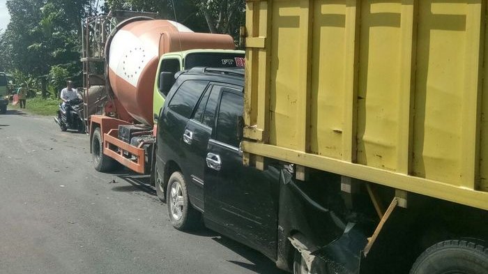 Sopir Truk Molen tidak Mau Semennya Mengeras Tapi Ada Mobil Berhenti Mendadak. Begini Jadinya