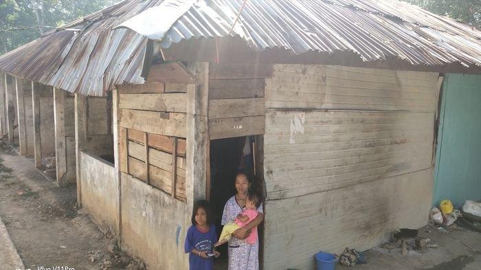 Kemiskinan yang Menderanya, 4 KK di Kabupaten PALI ini Terpaksa Mendiami Bangunan Kios Pasar