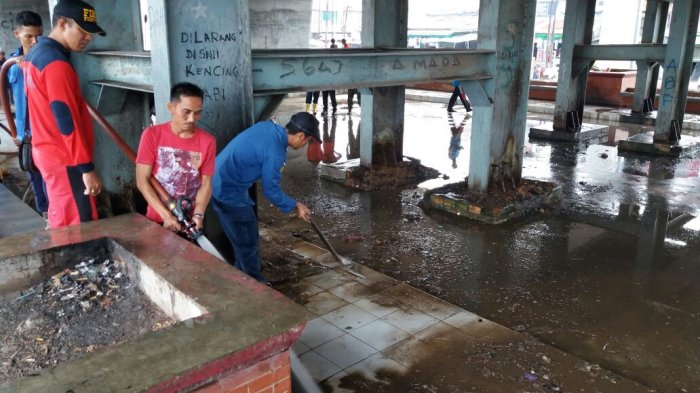 Akan Disulap Jadi Tempat Kuliner Seberang Ulu, Taman Bawah Ampera 7 Ulu Dibersihkan (Foto)