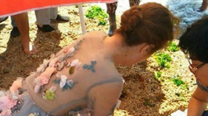 Pengantin Wanita Ini Lupakan Sesi Foto Demi Tamu yang Kena Serangan Jantung