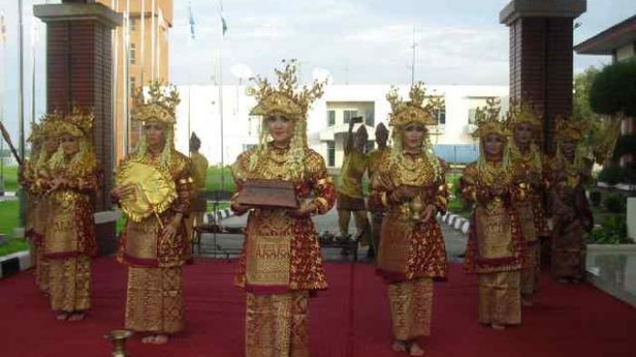 Tari Penguton Sambut Menteri Pariwisata di Bandara SMB II Palembang