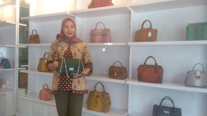 Beli Tas Kulit Ular Langsung Diskon Ratusan Ribu