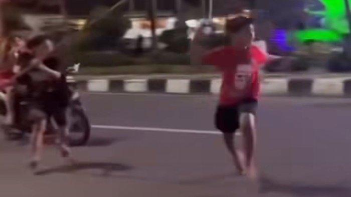 Tawuran Pecah di Depan Kantor Walikota Palembang, Pengendara jadi Korban Jatuh di Jalan Merdeka