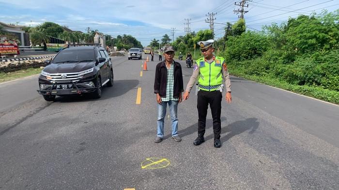 TEWAS - Pengendara sepeda motor Beat hitam tanpa plat tewas mengenaskan setelah terlindas bus Hino Telaga Indah berplat nomor G 7540 OD di Jalan Jendral Sudirman tepatnya di depan gedung Pemerintah kota Prabumulih, Kamis (18/12/2025) sekitar pukul 07.15 WIB.