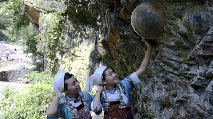 Fenomena Aneh, Tebing Ini Mengeluarkan Banyak