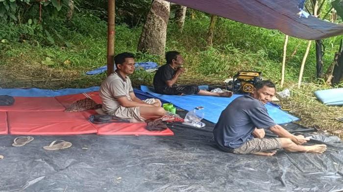 Di Tepi Lubuk Metau, 24 Hari Penantian Keluarga Mencari Kelvin yang Tenggelam di Musi Rawas