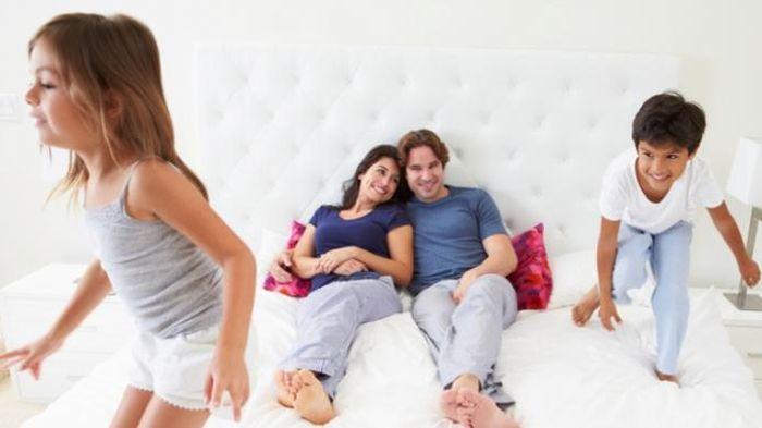 Tepergok Anak Saat Bercinta? Tenang . . . Lakukan Hal Ini