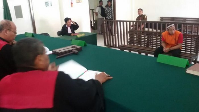 Suyanto Tikam Kepala Dolly Hingga Tewas