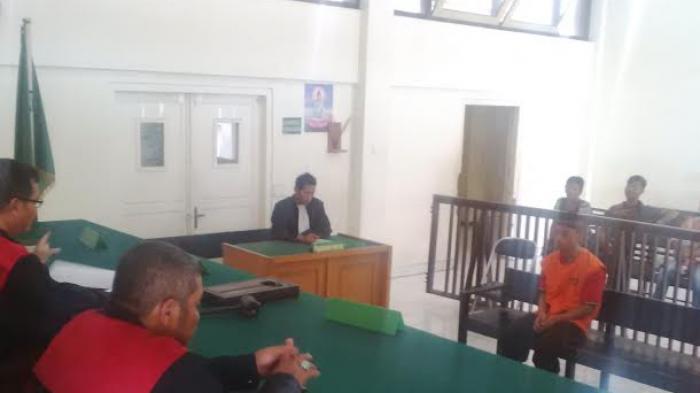 Rendi Tertunduk Divonis Sembilan Tahun