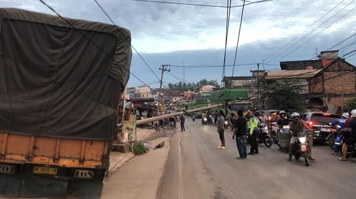 Tiang PLN Roboh Dihantam Truk, Jalintim Palembang-Betung Macet