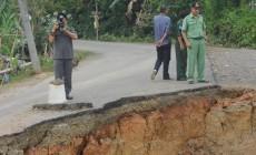 Tiang Listrik di Jalan Ambles di OKU Mendesak Dipindahkan