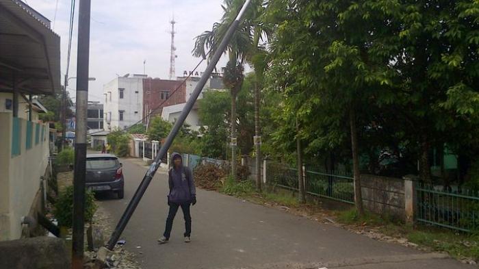 Tiang Listrik Miring Bahayakan Warga Balayudha