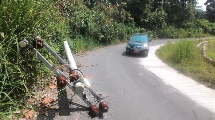 Tiang Listrik Ini Roboh Dua Minggu Lalu, Sampai Sekarang Belum Diperbaiki. Ini Penyebabnya