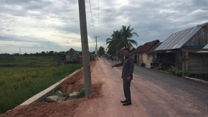 Posisi Tiang Listrik di SP Padang OKI ini Dinilai Membahayakan Pengendara