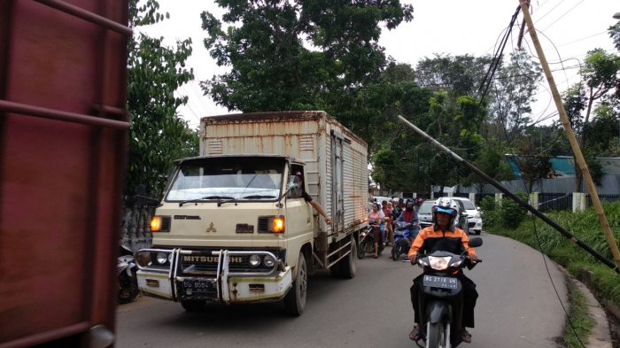 BREAKING NEWS: Tiang Listrik Roboh Tutupi Badan Jalan, Macet Panjang tak Terelakkan