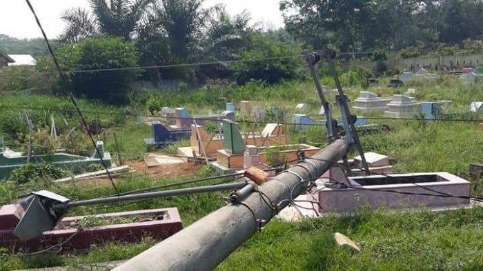 Tiang Listrik PLN di Karangjaya Muratara Roboh Timpa Kuburan, 6 Desa di Karang Jaya Muratara Gelap