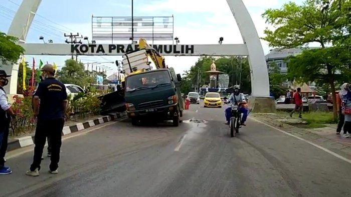 Ridho Yahya Berang Gapura Prabumulih Nyaris Roboh Ditabrak Truk Pengangkut Alat Berat, Kan Dilarang