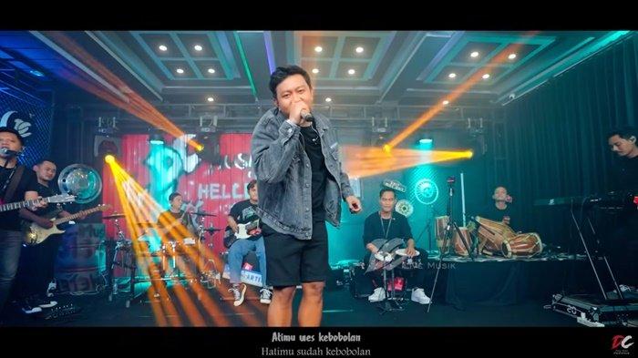 Lirik dan Terjemahan Lagu Klebus - Denny Caknan: Dalane Rame Atiku Sepi