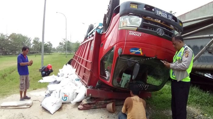 Truk Pengangkut 10 Ton Gula Tujuan Kecamatan Gelumbang Jatuh dari Atas Jembatan Musi II Palembang