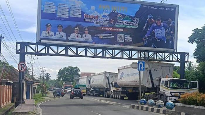 TIGA Truk Raksasa Ini Tak Bisa Lewat Jalintim Tepat di Depan Kantor Bupati OKI, Penyebabnya Sepele!