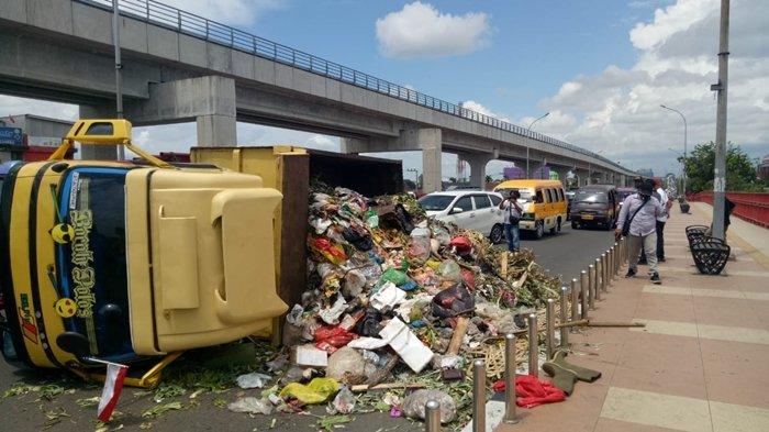 Detik-detik Truk Sampah Terguling yang Sebabkan Jembatan Ampera Macet, Kepala Seorang Pegawai Luka