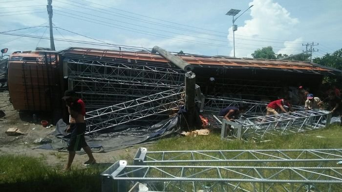 Tiang PLN Rangka Beton Patah Dihamtam Truk Bermuatan Rangka Besi, Tanjung Raja Gelap