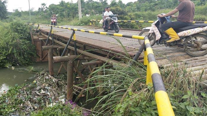 Tumpukan Sampah Tutupi Anak Sungai di Pali, Warga Sebut tak Ada Tempat Buang Sampah