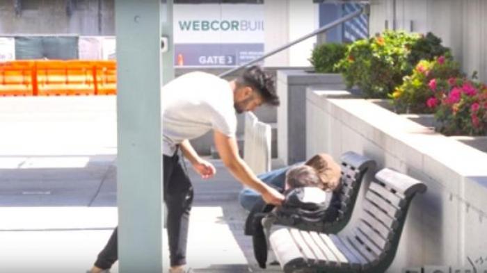 VIDEO: Pria Tunawisma Ini Temukan Uang di Dalam Tasnya. Apa yang Ia Lakukan buat Netizen Menangis