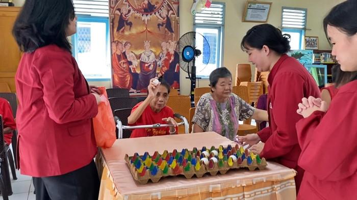 CINTA LANSIA - Kegiatan sosial dan indrawi mahasiswa Psikologi UKMC di Panti Werdha Sumarah menghadirkan permainan penuh warna, aroma, dan tawa. Sebuah pengalaman yang mempererat hubungan antar generasi.