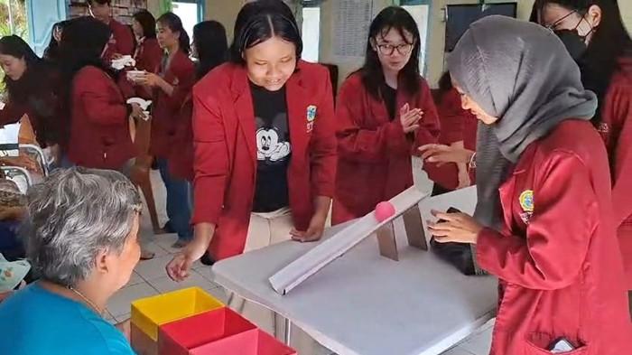 CINTA LANSIA - Dari Color Challenge hingga permainan sosial Connect and Play, mahasiswa Psikologi UKMC mengajak para lansia merasakan aktivitas yang menstimulasi sensorik sekaligus menyegarkan suasana hati.