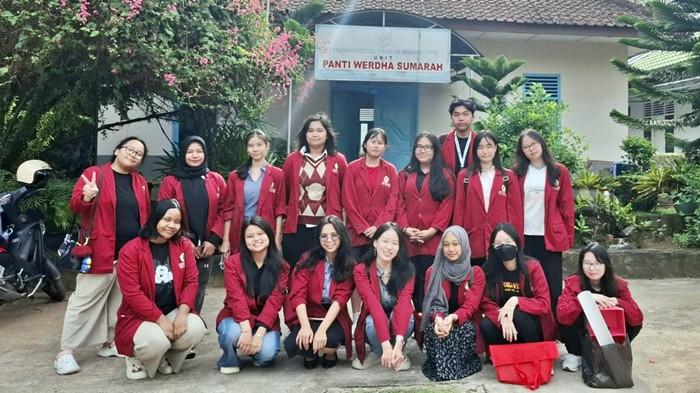 CINTA LANSIA - Kunjungan mahasiswa Psikologi UKMC ke Panti Werdha Sumarah jadi ruang belajar langsung tentang empati, pendampingan, dan kesejahteraan lansia. Semua berlangsung hangat dan penuh energi positif.
