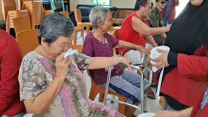 CINTA LANSIA - Suasana ceria dan penuh interaksi tercipta saat mahasiswa Psikologi UKMC mendampingi para lansia bermain dan berbagi cerita. Sebuah kolaborasi yang menghidupkan memori, indra, dan kebersamaan.