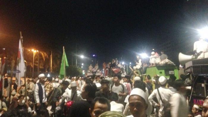 Massa Bubar dari DPR Pukul 04.00 Pagi