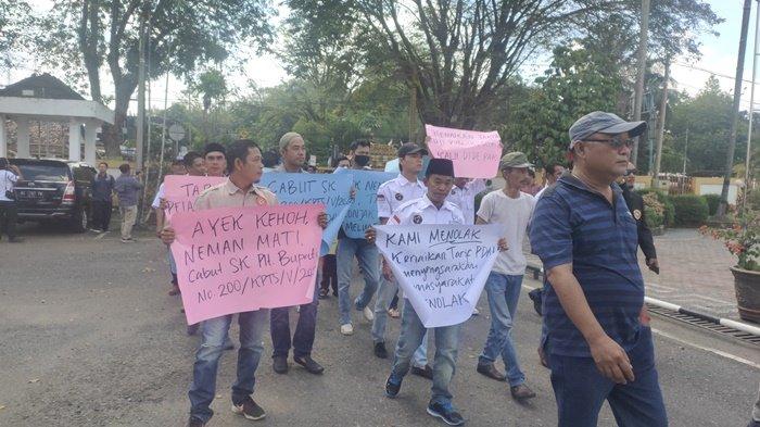 Keberatan dengan Kenaikan Tarif PDAM, Puluhan Masyarakat Gelar Unjuk Rasa ke Pemkab Muara Enim