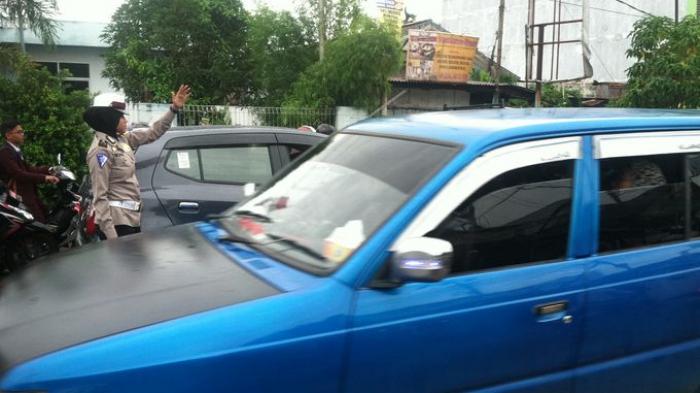 Meski Hujan, Bripda Murni Urai Kemacetan dengan Sabar