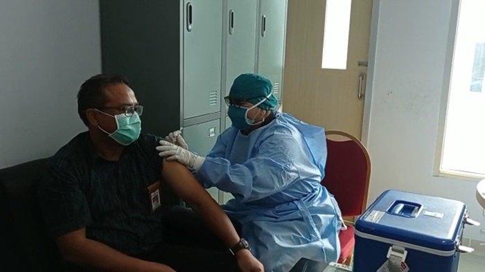 Vaksinasi Ketiga, 3.200 Nakes di RSMH Palembang Disuntik Vaksin Moderna