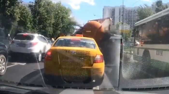 VIDEO : ‘Meledak’ saat Terjebak Kemacetan, Muatan Truk Tinja ini Tumpah ke Jalan